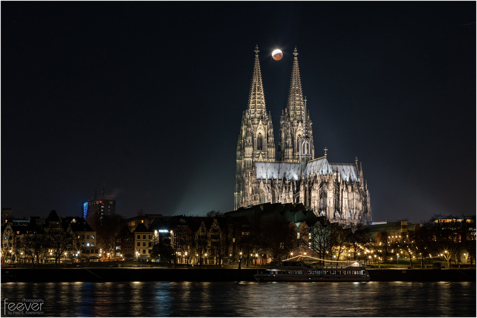 Blutmond zwischen gotischen Spitzen