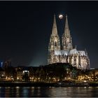 Blutmond zwischen gotischen Spitzen