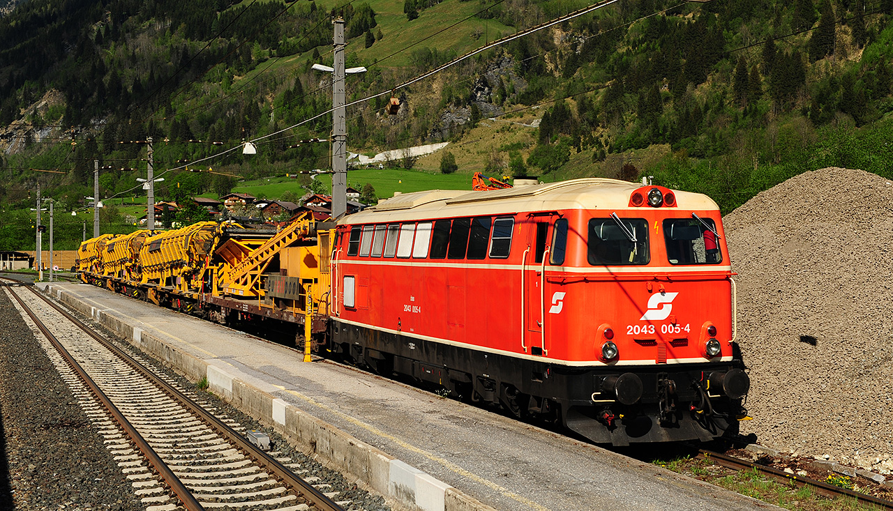 Blutorange 2043 mit Arbeitszug im Gasteinertal