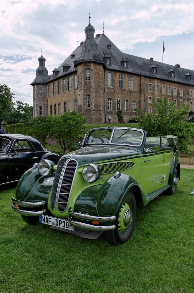 BMW 328 vor dem Schloss Dyck