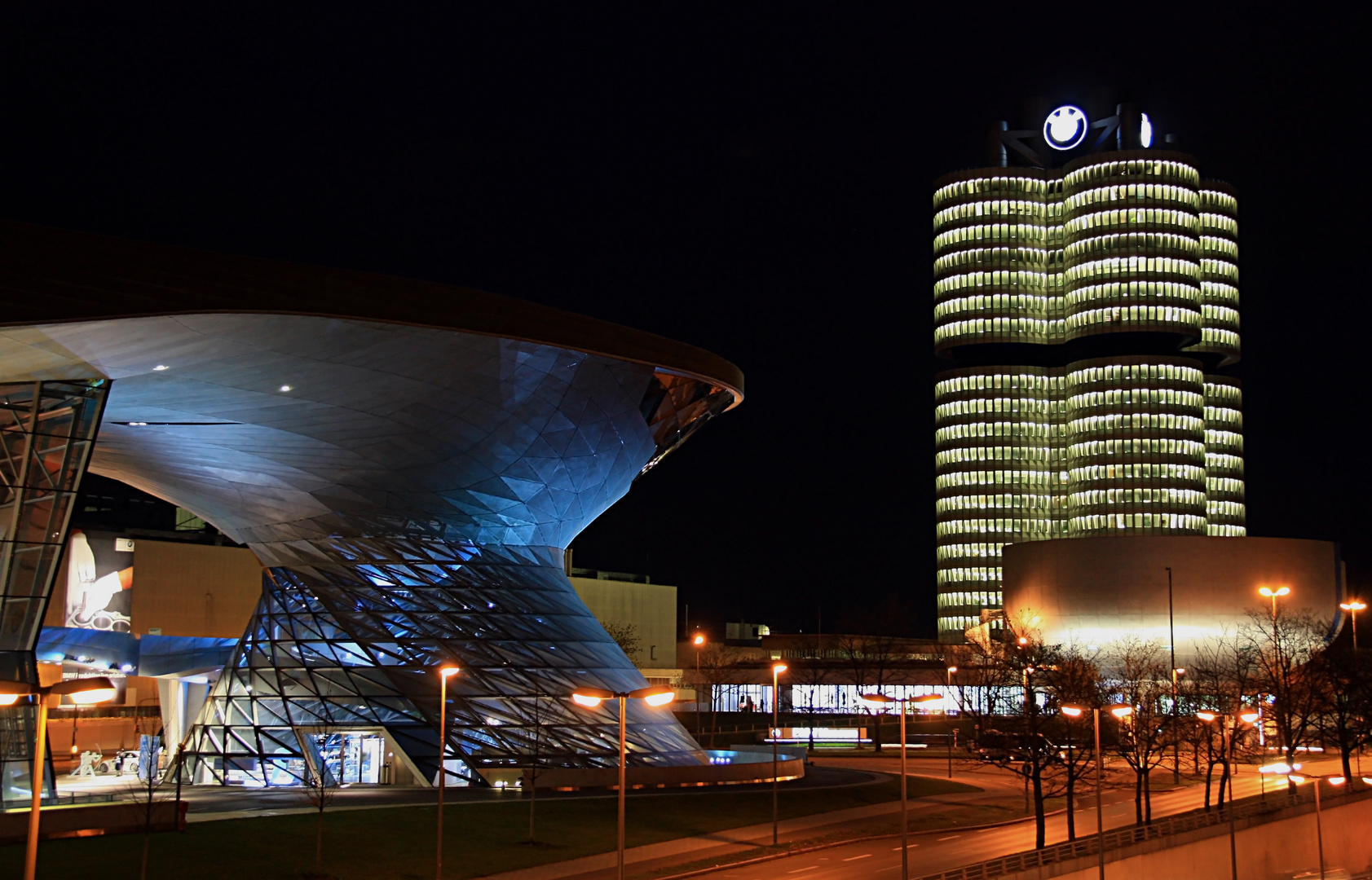 BMW 4-Zylinder und BMW Welt bei Nacht
