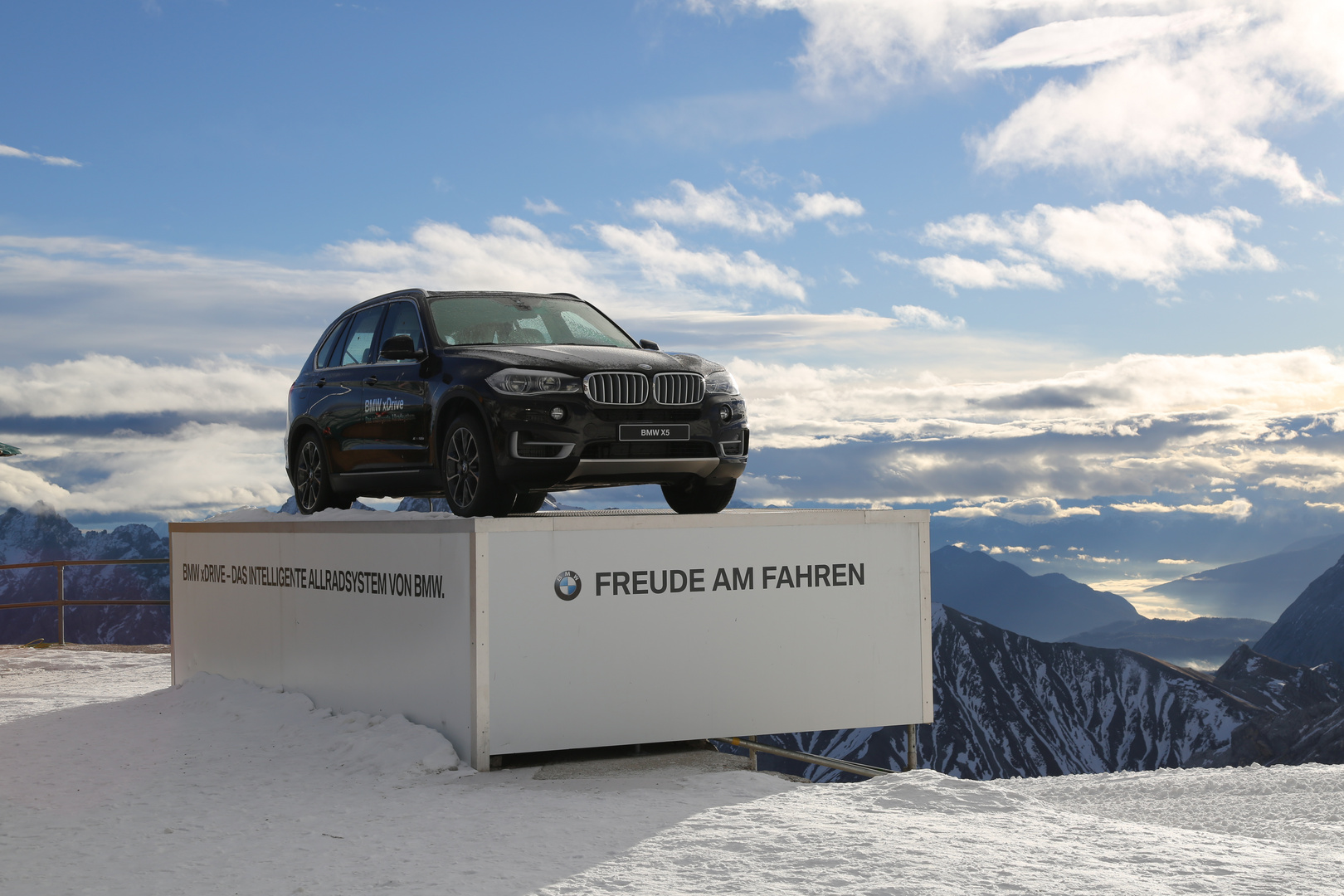 BMW auf dem Zugspitzplatt in 2600 Metern über dem Meer