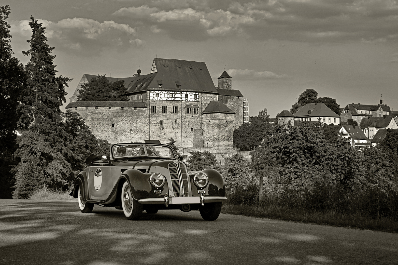 BMW auf der Classic Sprint in SW vor der Cadolzburg