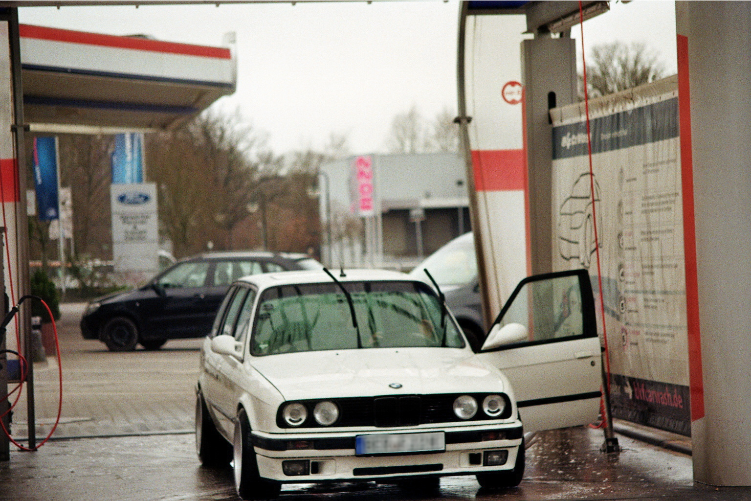 BMW E30 320i Touring // Analog