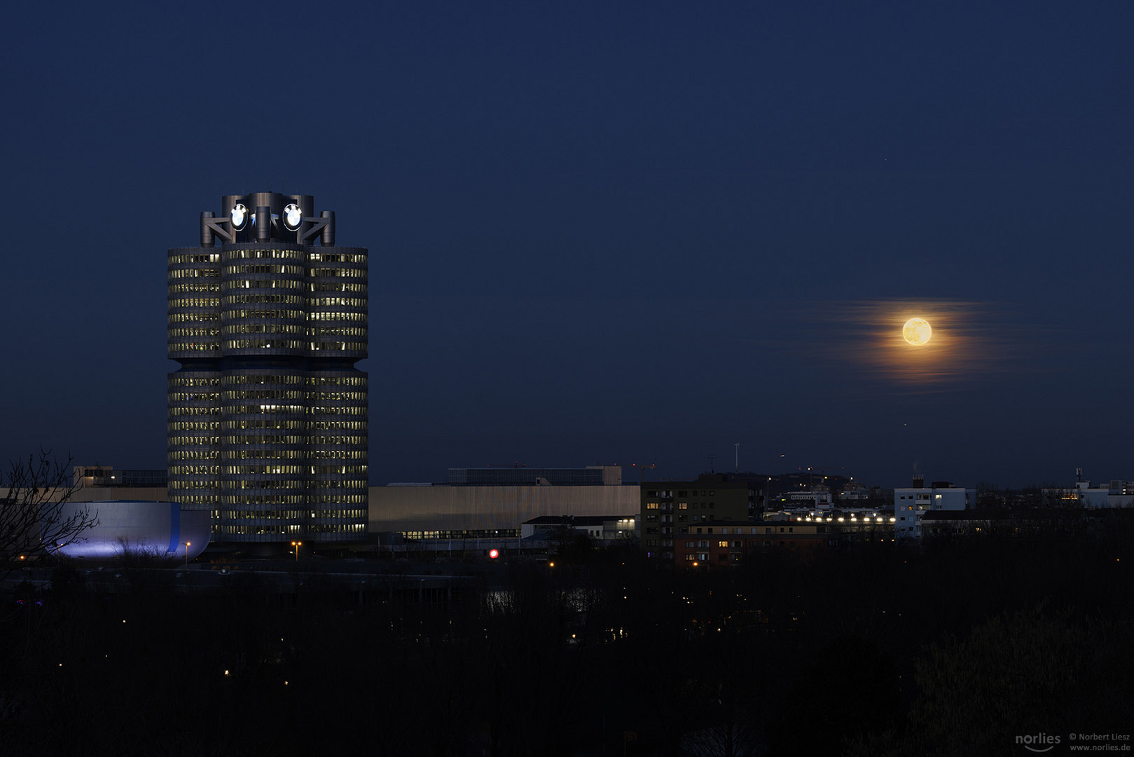 BMW Gebäude und Vollmond