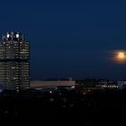 BMW Gebäude und Vollmond