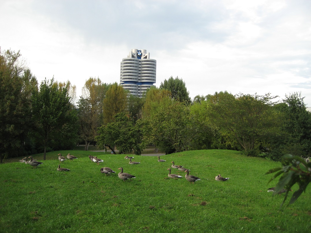 BMW Hochhaus - Vierzylinder Turm am Olympiapark (... mit Badeenten ;-)