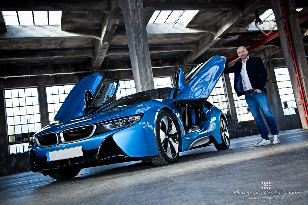 BMW i8 Sportwagen mal in Blau