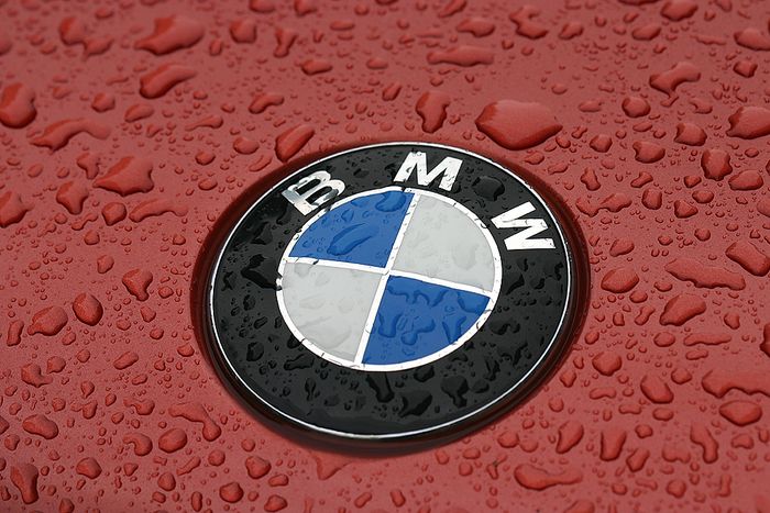 BMW im Regen