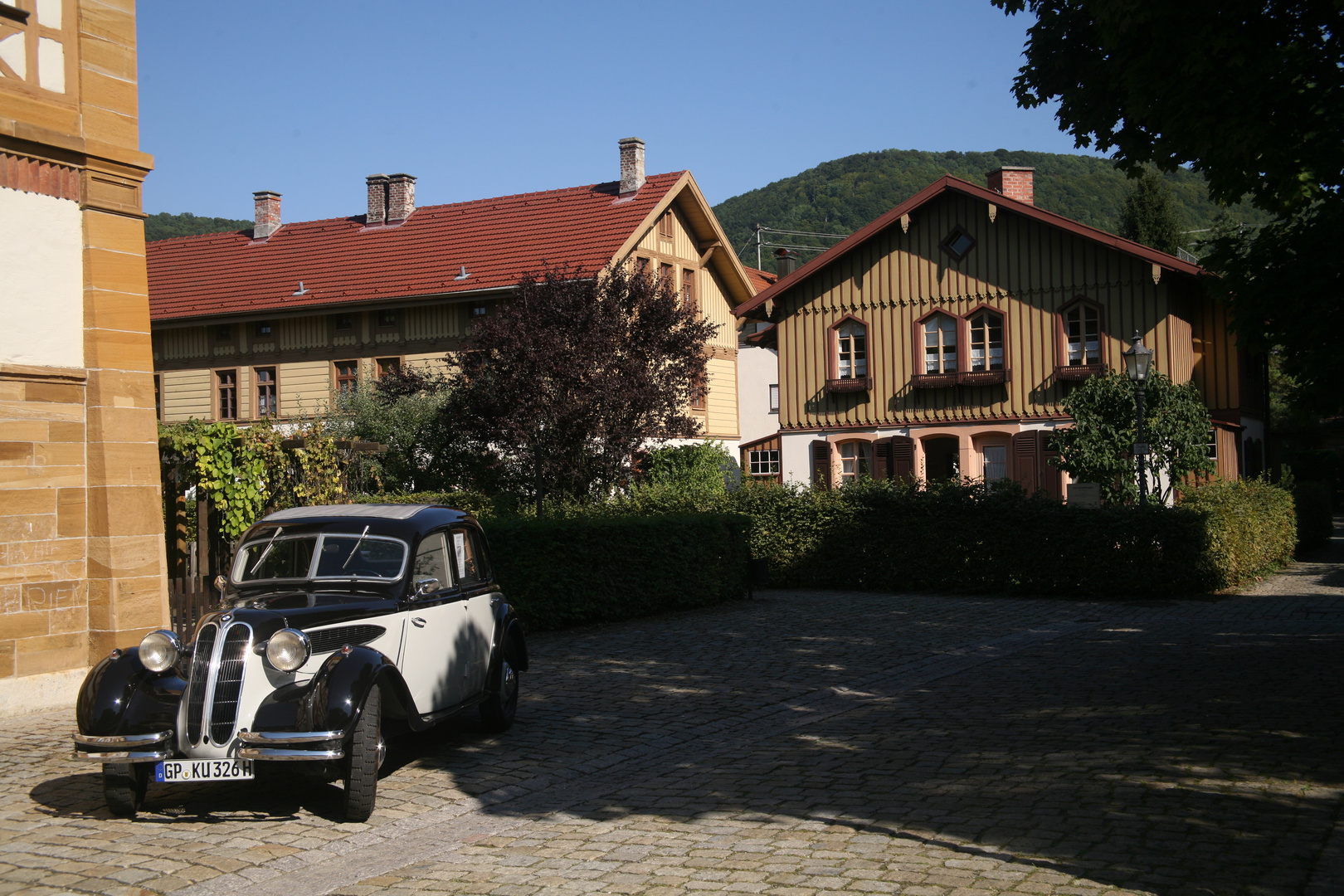 BMW Klassiker in historischer Arbeitersiedlung Kuchen