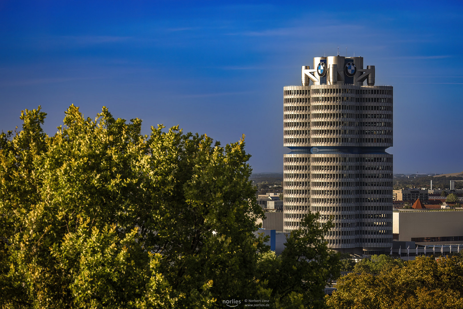 BMW Konzernzentrale im Licht