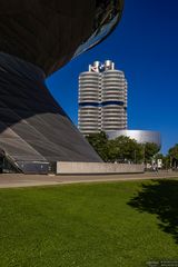 BMW Konzernzentrale im Winkel der BMW Welt