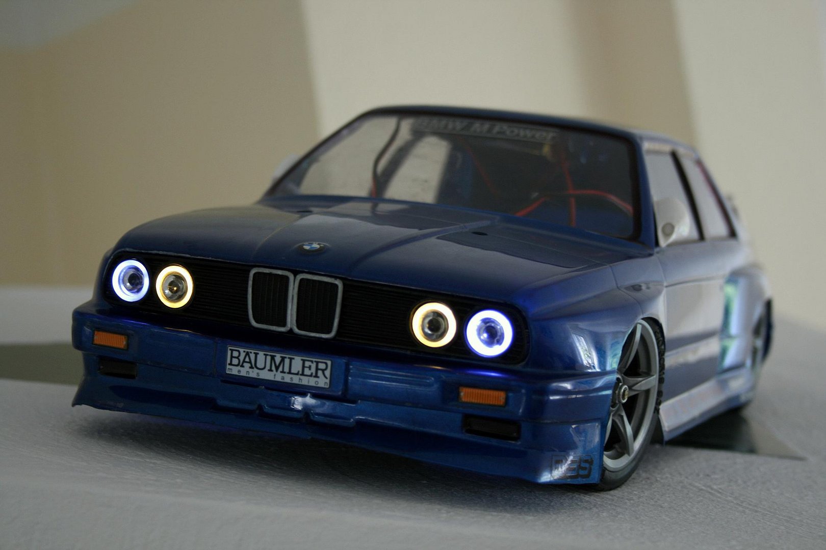 BMW M3 E30 Schnitzer mit Angel Eyes