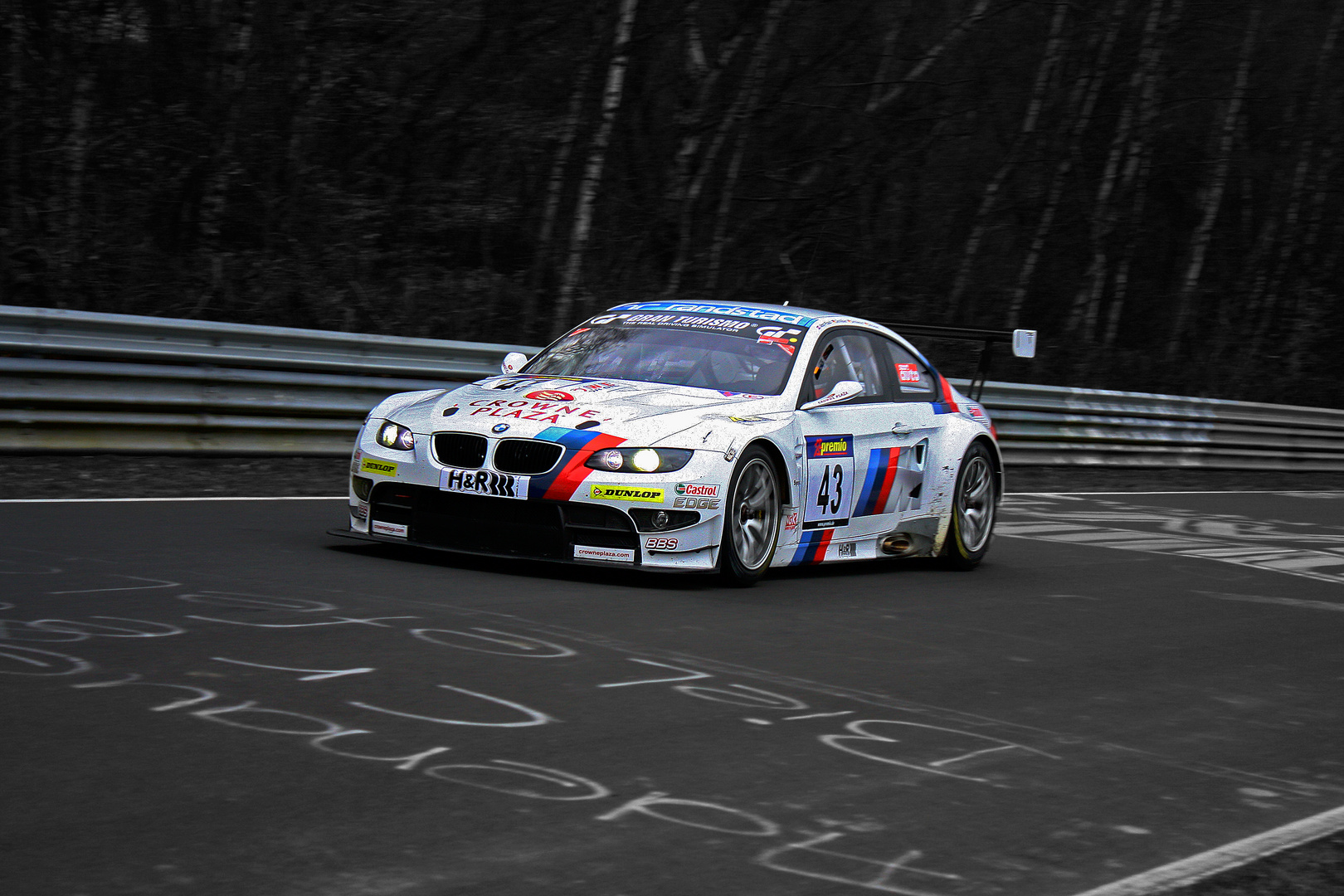 BMW M3 GT2 bei den Einstellfahrten (schwarz/weiß)