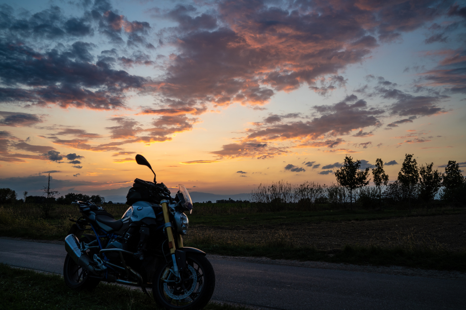 BMW Motorrad vor Sonnenuntergang im Breisgau