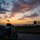 BMW Motorrad vor Sonnenuntergang im Breisgau