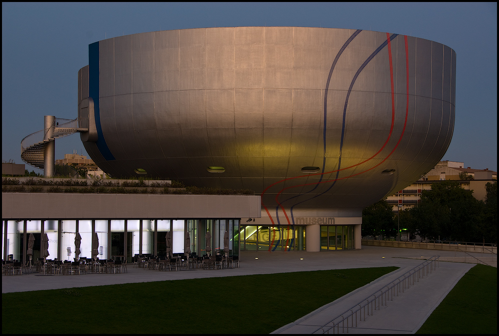 BMW-Museum im Abendlicht