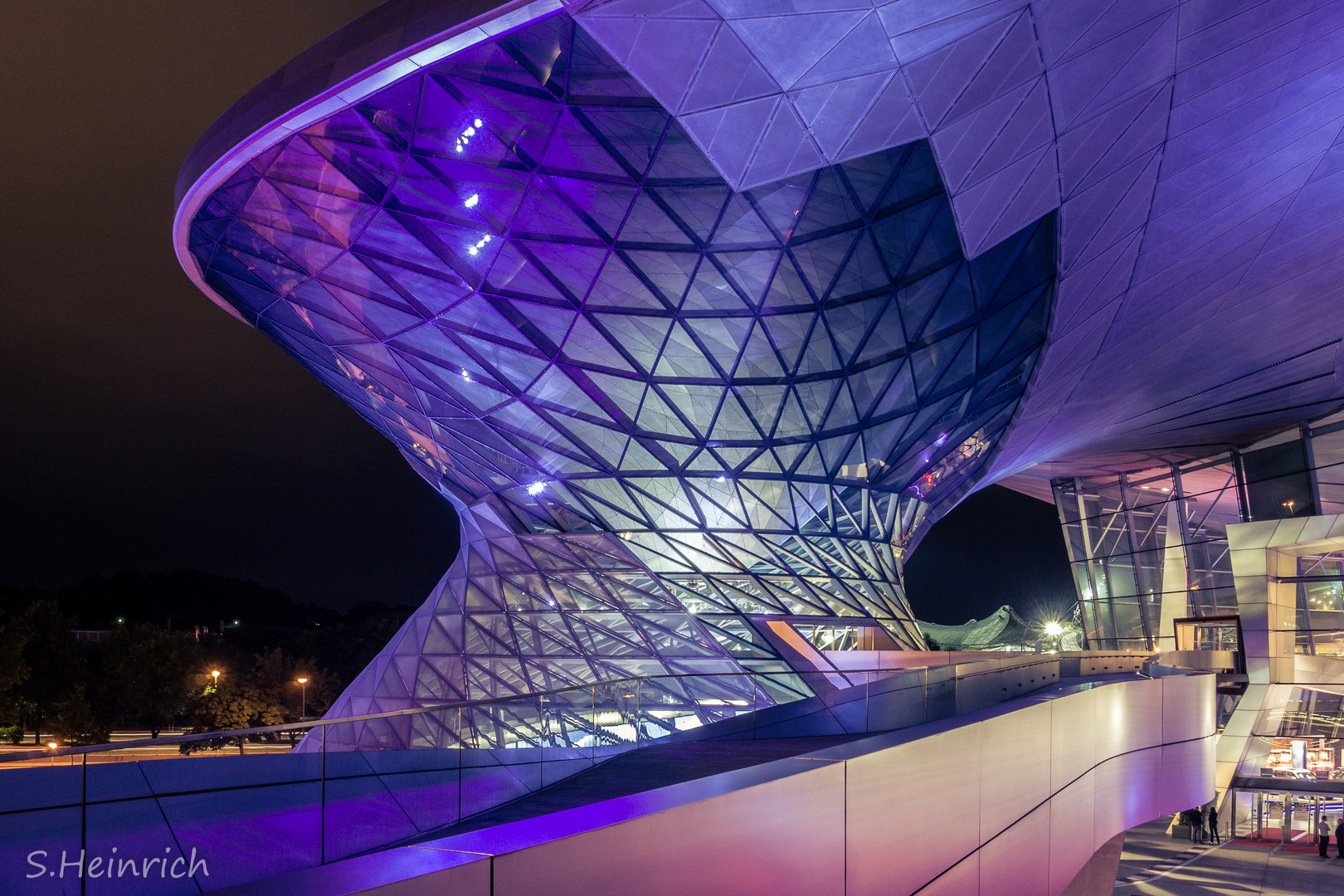 BMW Museum in München bei Nacht