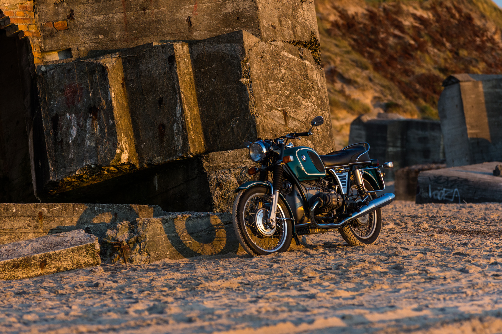 BMW R75/5 am Strand in Dänemark