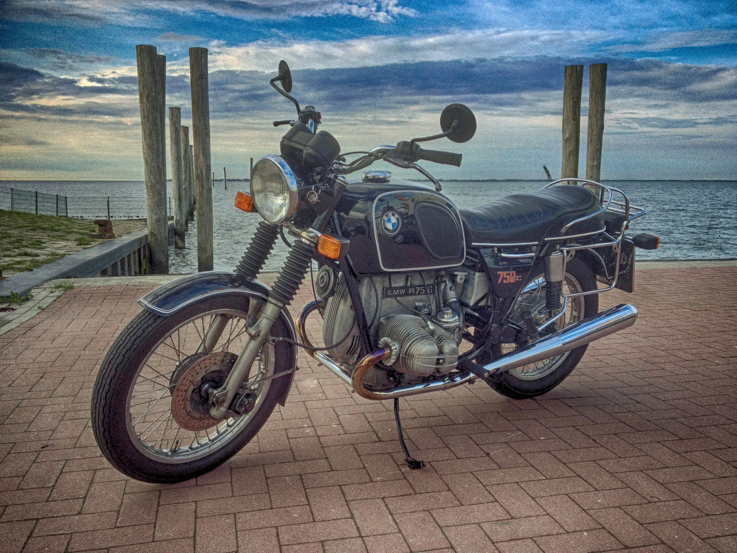 BMW R75/6 am Hafen in Dornumersiel