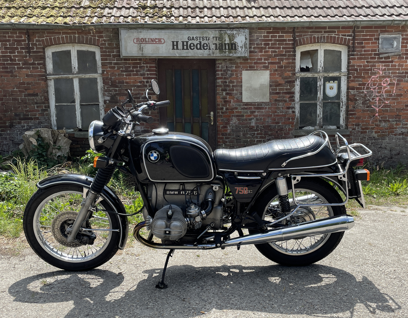 BMW R75/6 vor Ruine