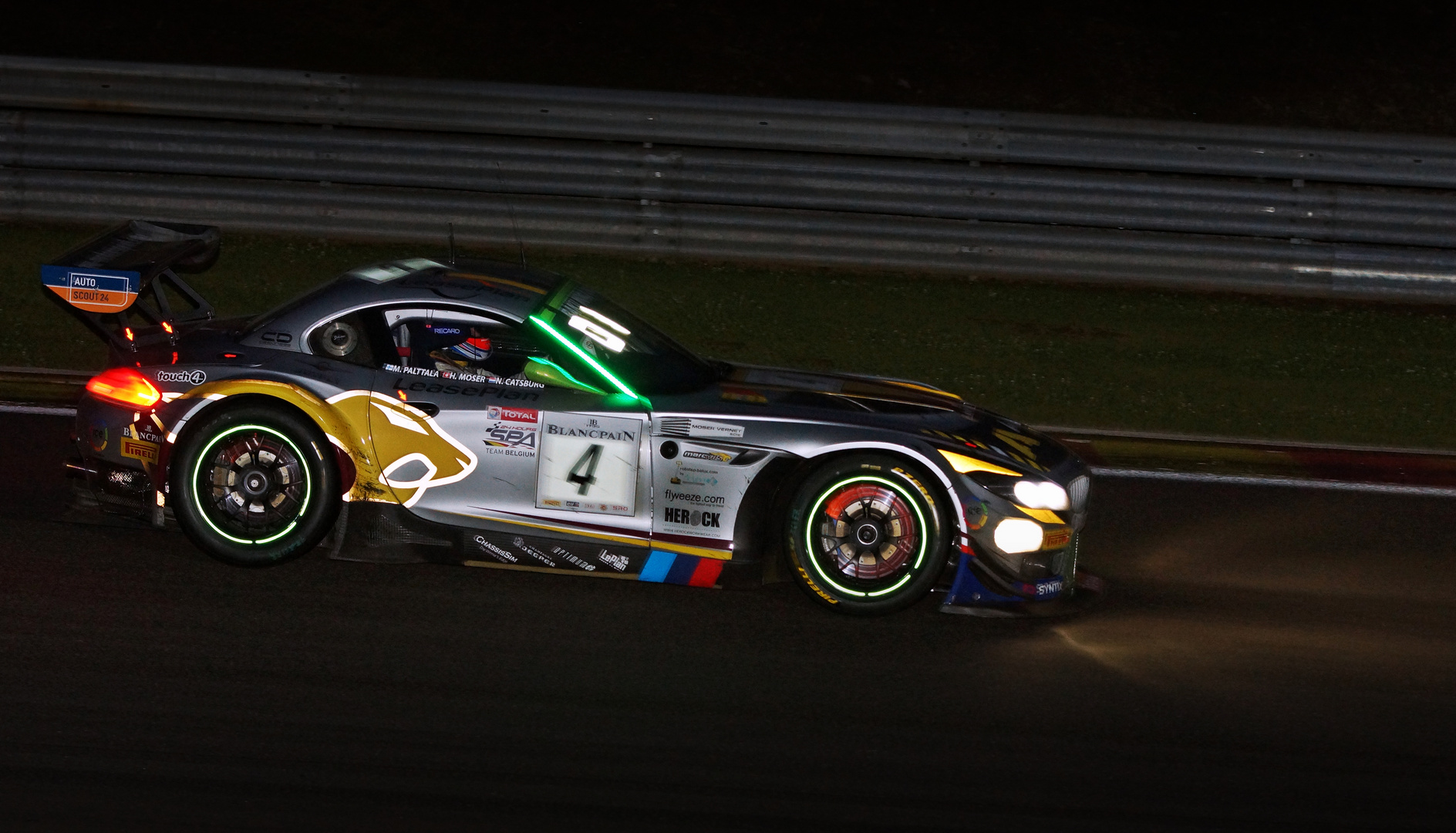 BMW Team Marc VDS bei Nacht durch Spa