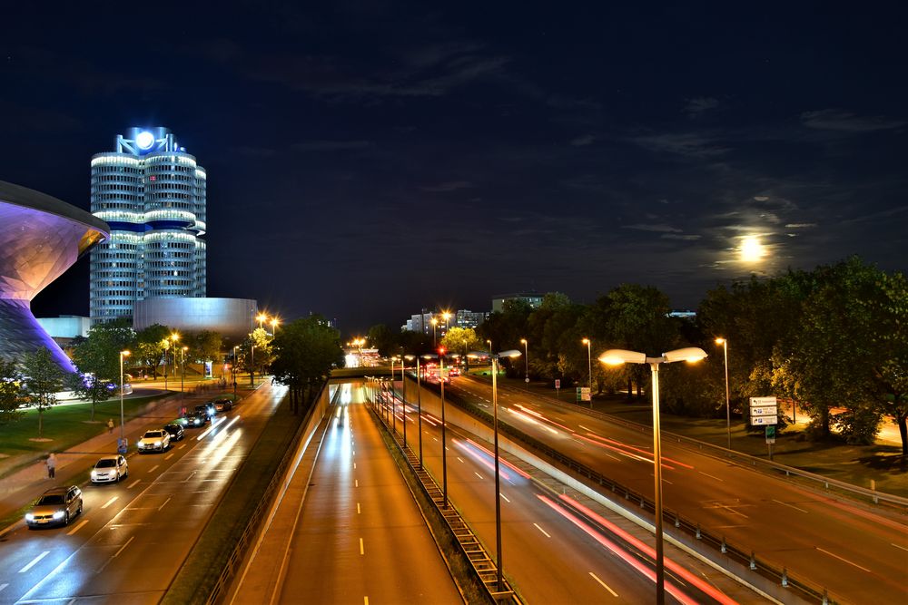 BMW und Mond