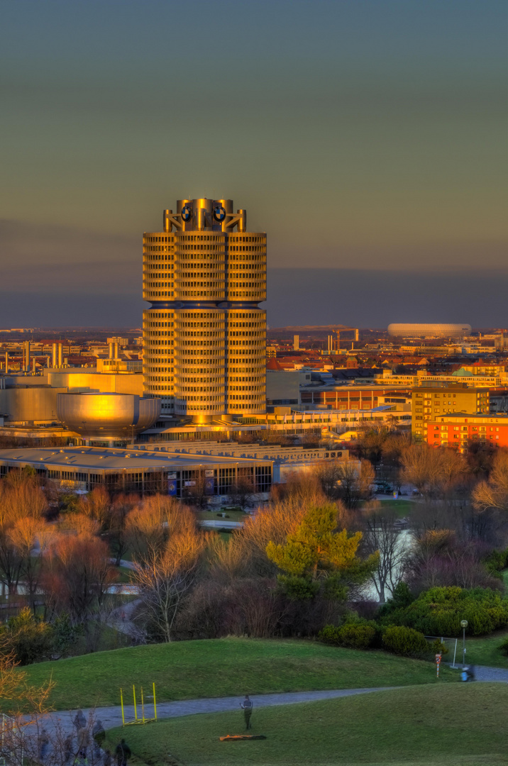 BMW - Vierzylinder mit Allianz Arena im Hintergrund