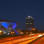 BMW Vierzylinder und BMW Welt bei Nacht (als HDR)