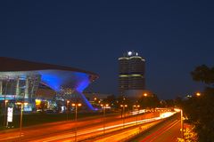 BMW Vierzylinder und BMW Welt bei Nacht (als HDR)