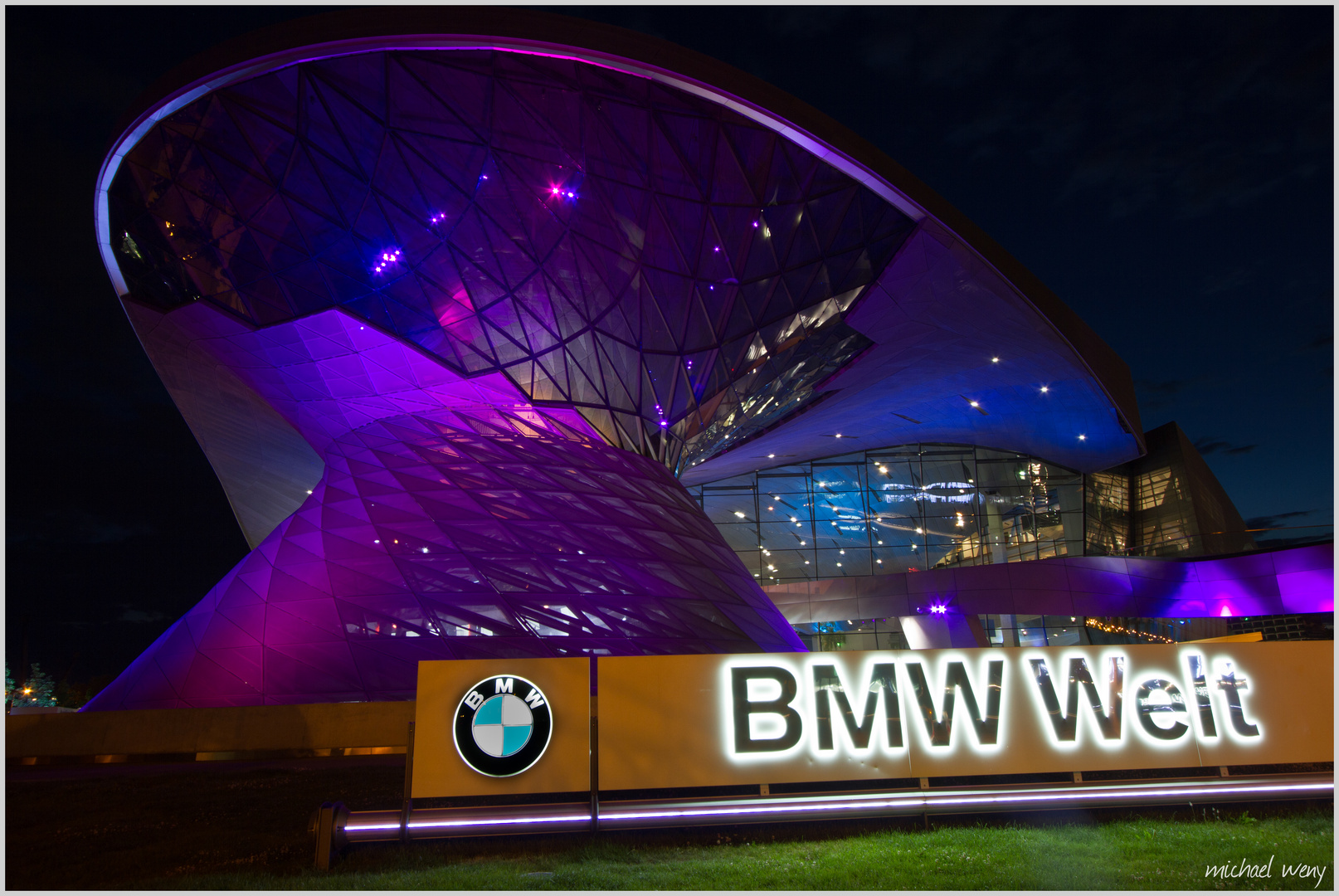 BMW Welt am späten Abend