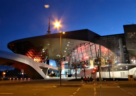 BMW-Welt bei Nacht...