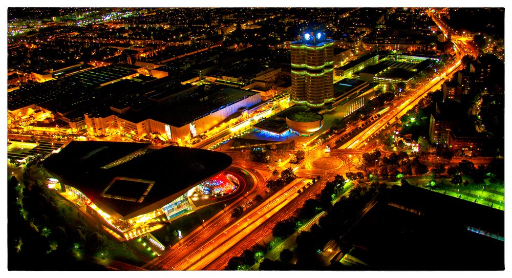 BMW- Welt bei Nacht