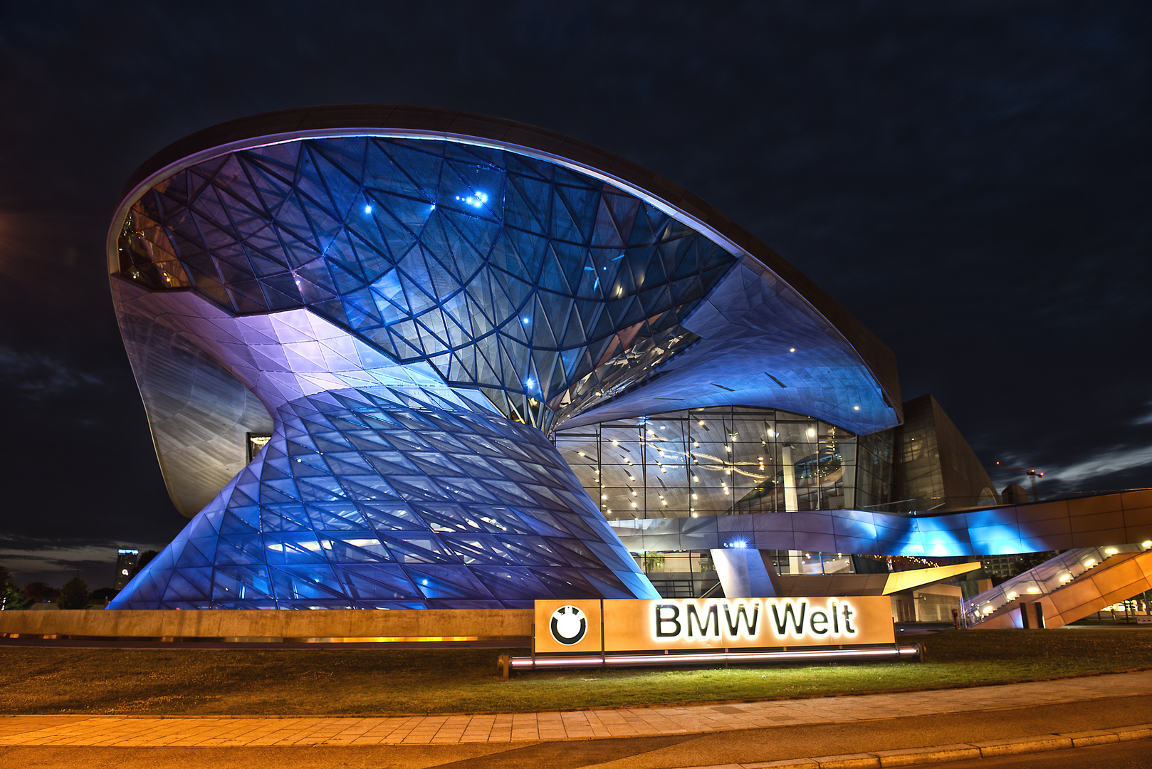 BMW Welt bei Nacht