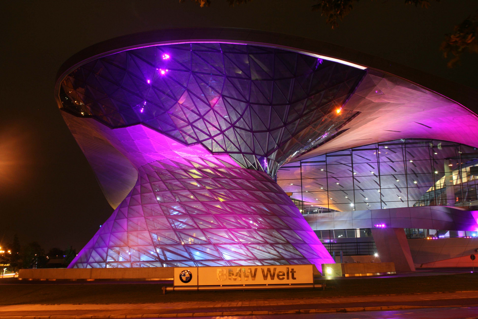 BMW Welt bei Nacht