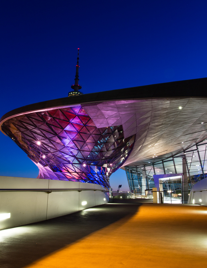 BMW Welt bei Nacht - Spiel der Formen und Farben 5