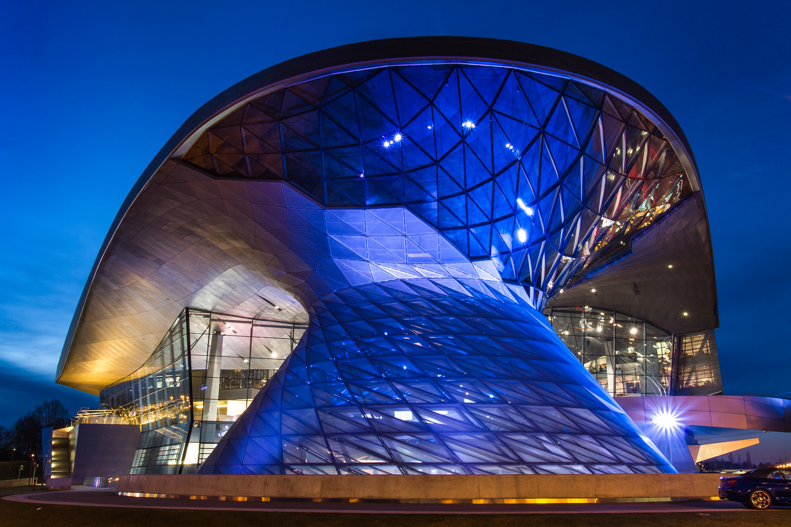 BMW Welt bei Nacht - Spiel der Formen und Farben 6