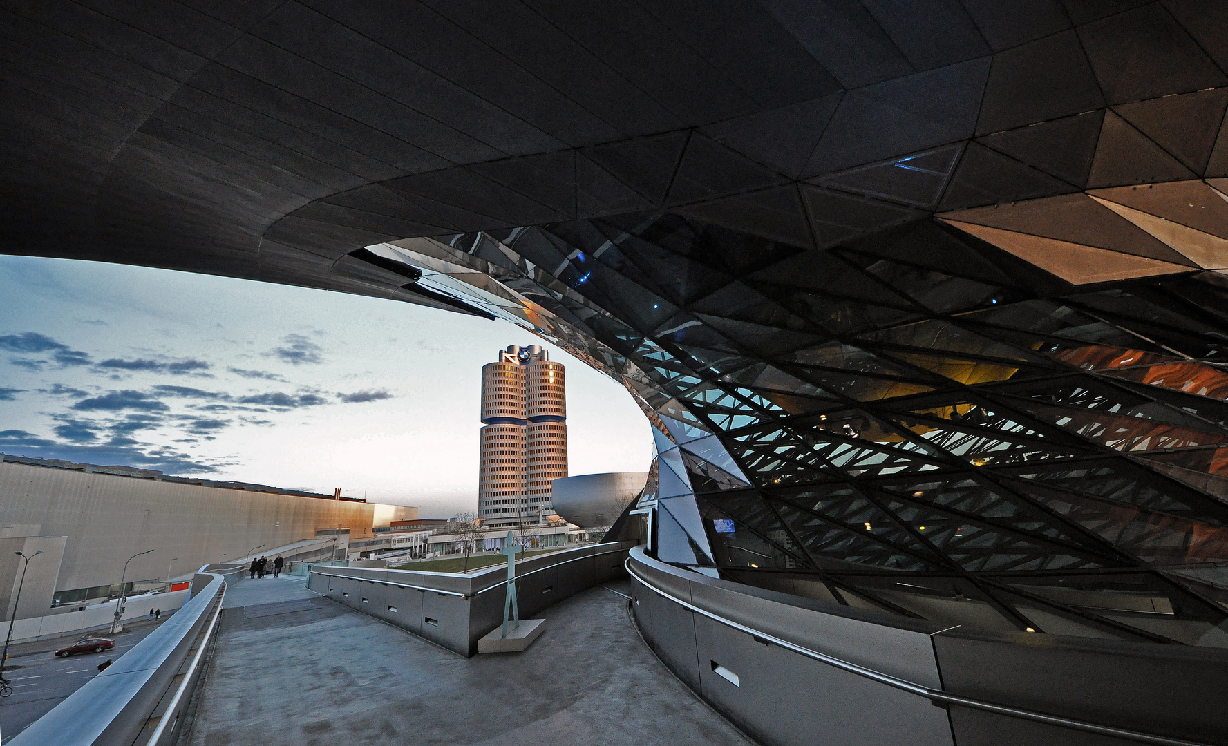 BMW Welt Doppelkegel mit BMW-Hochhaus und Museum