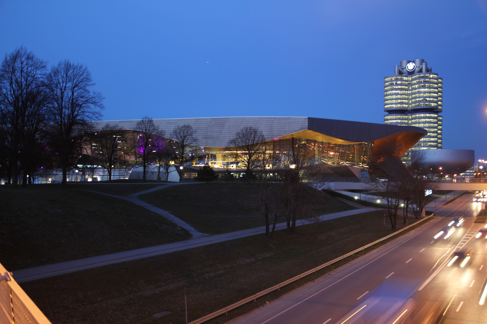 BMW Welt in der Dämmerung