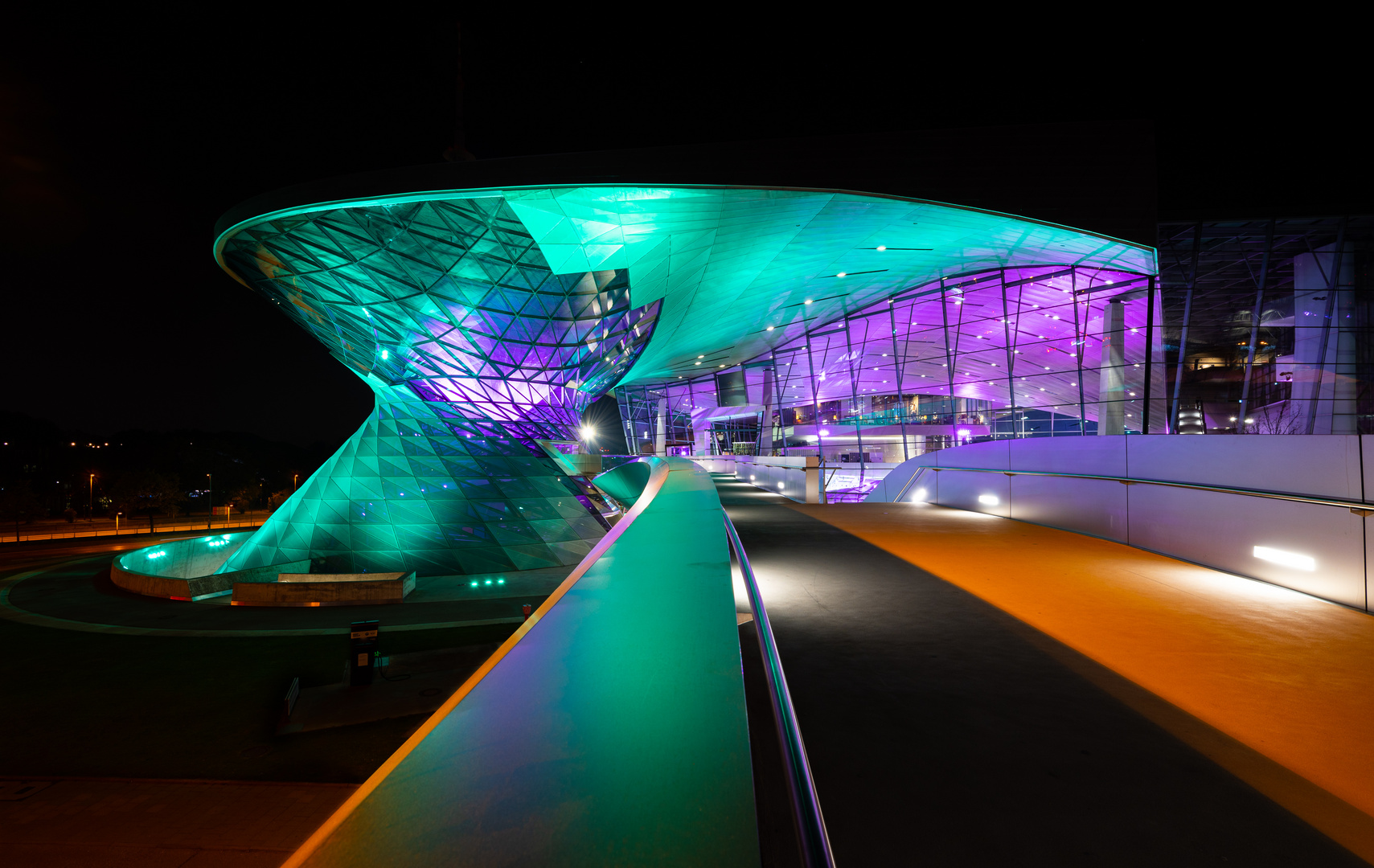 BMW-Welt in München bei Nacht