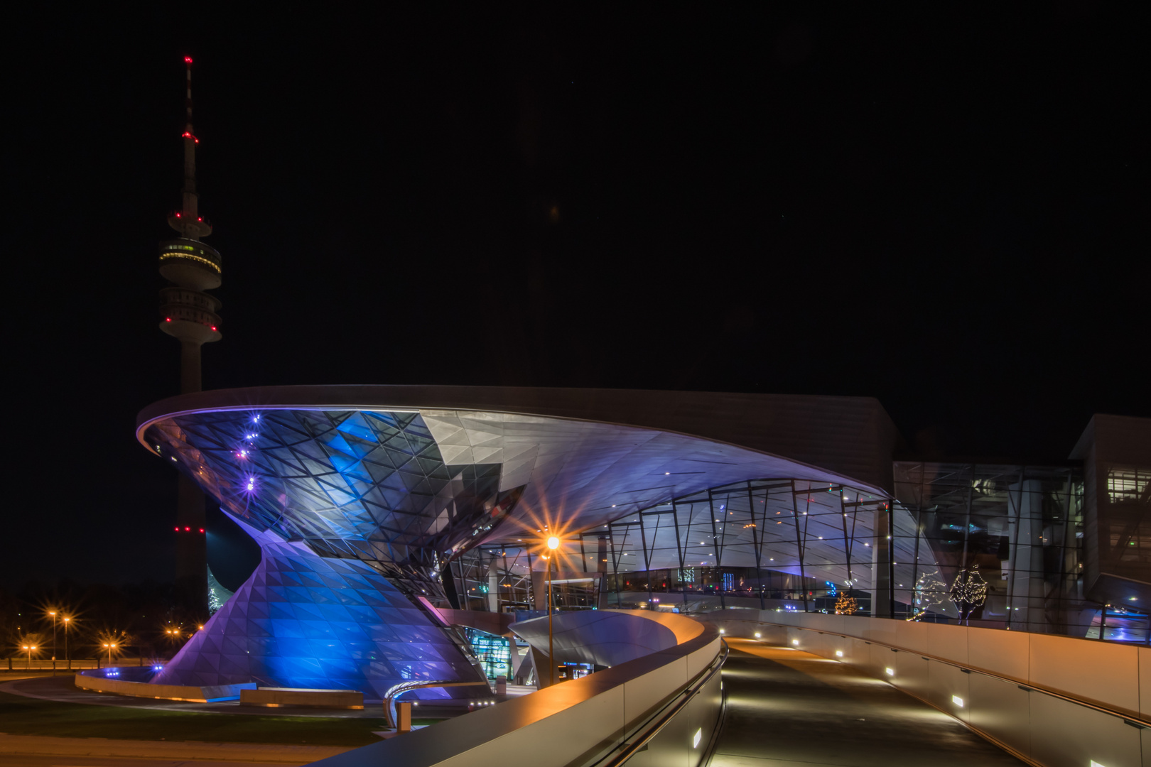 BMW Welt in München (mit Olympiaturm)