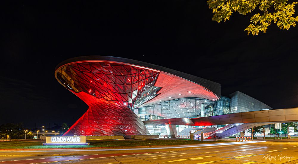 BMW-Welt leuchtet in Rot