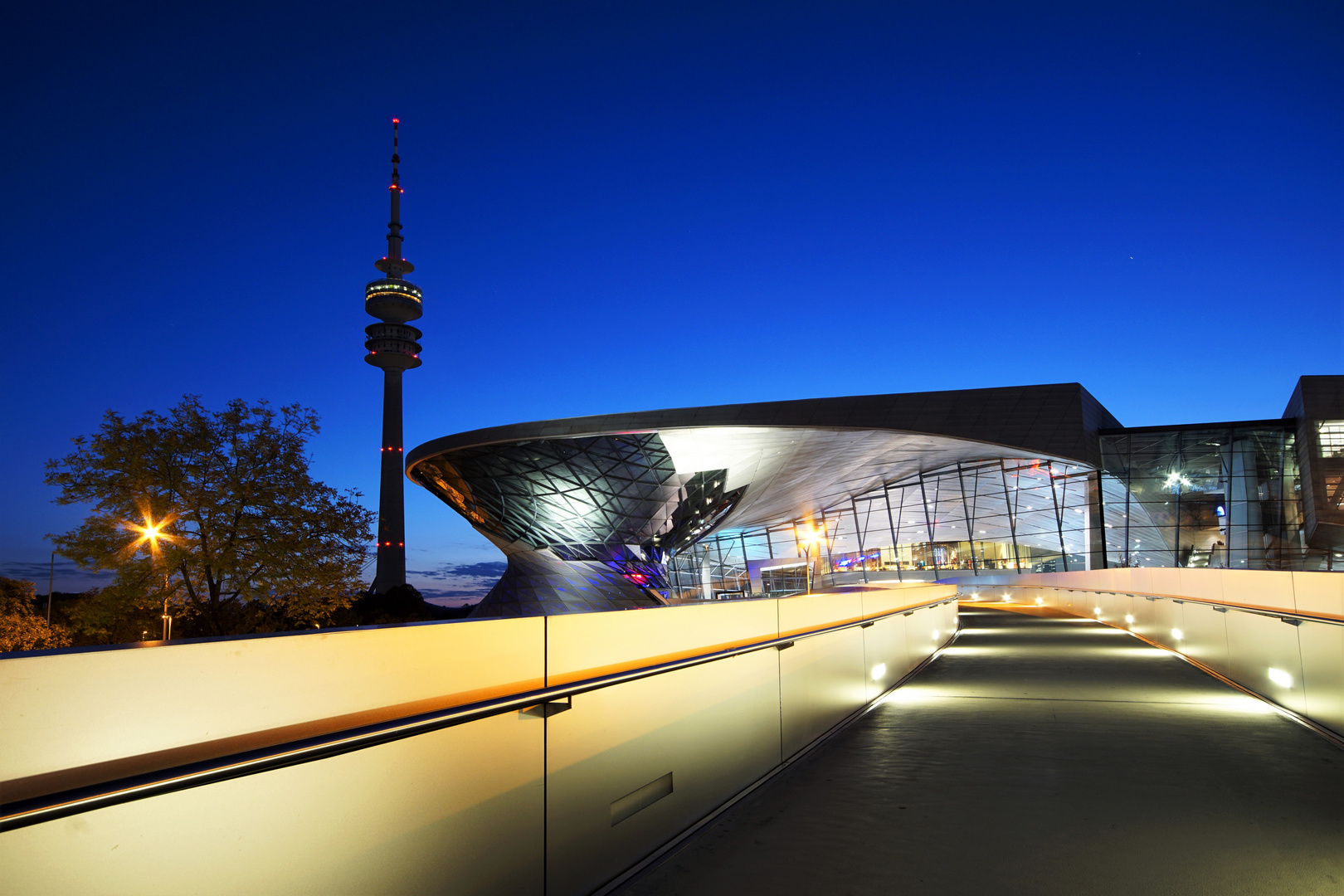 BMW Welt mit Fernsehturm