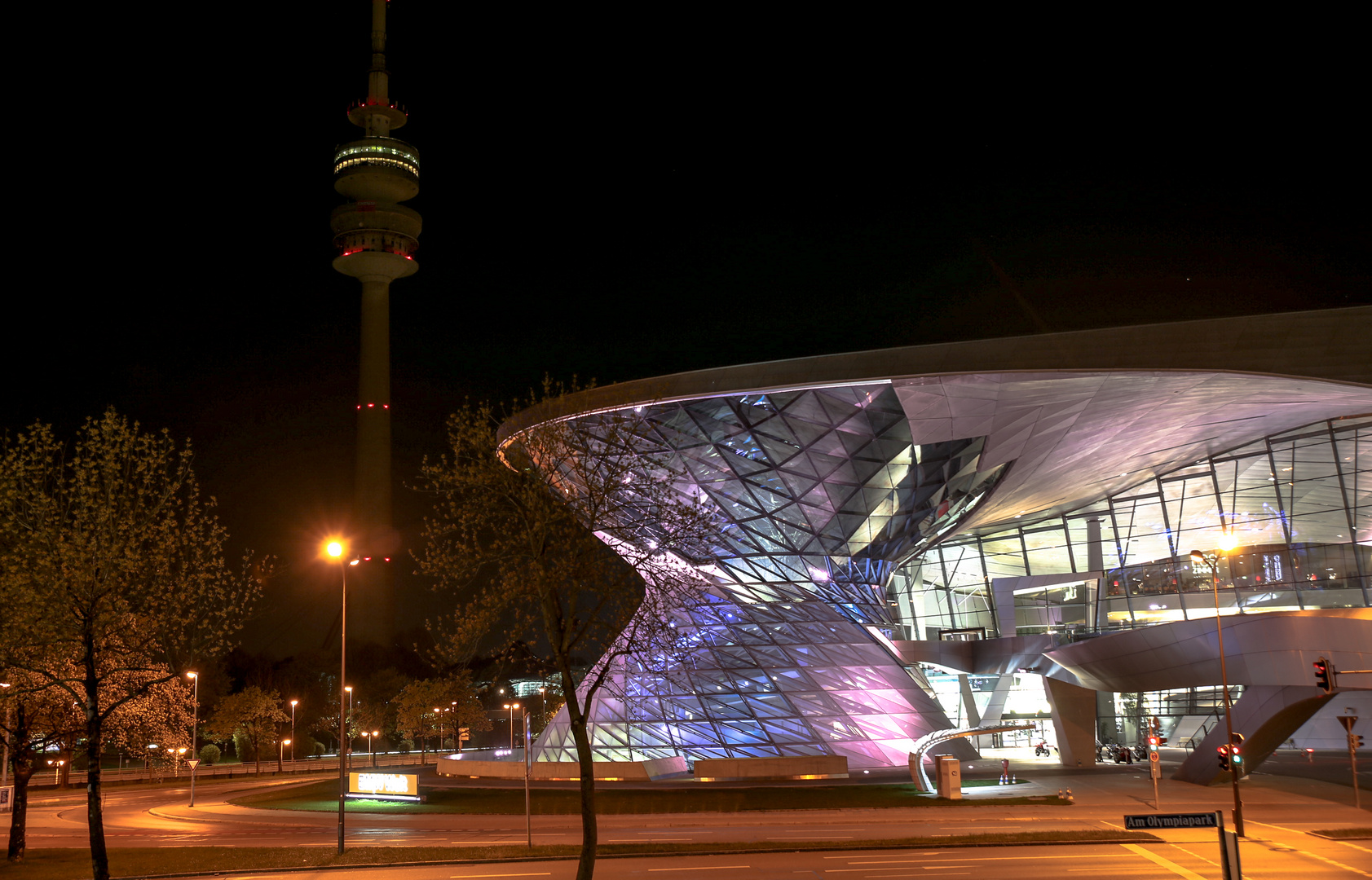 BMW-Welt mit Olympiaturm am späten Abend