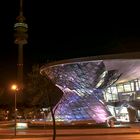 BMW-Welt mit Olympiaturm am späten Abend
