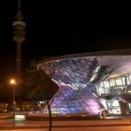 BMW-Welt mit Olympiaturm am späten Abend