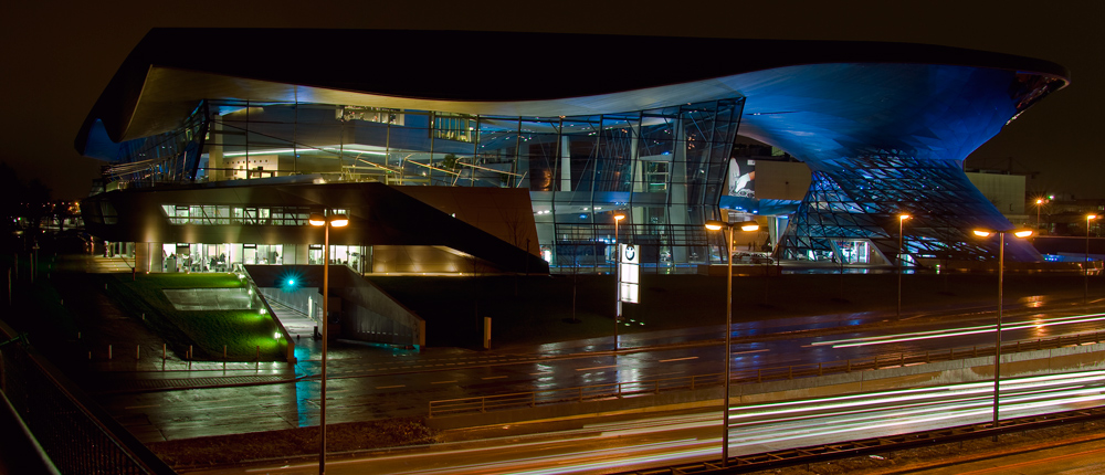 BMW Welt Muenchen bei Nacht