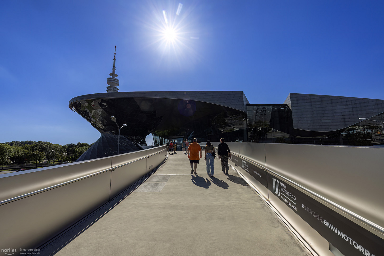 BMW Welt München mit Sonne