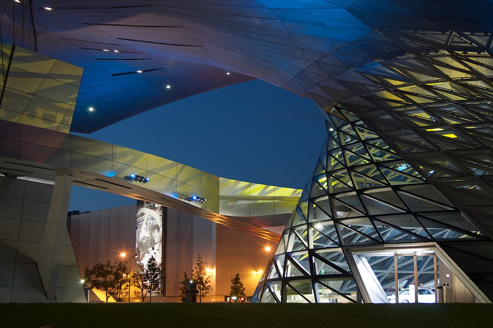 BMW Welt zu blauen Stunde