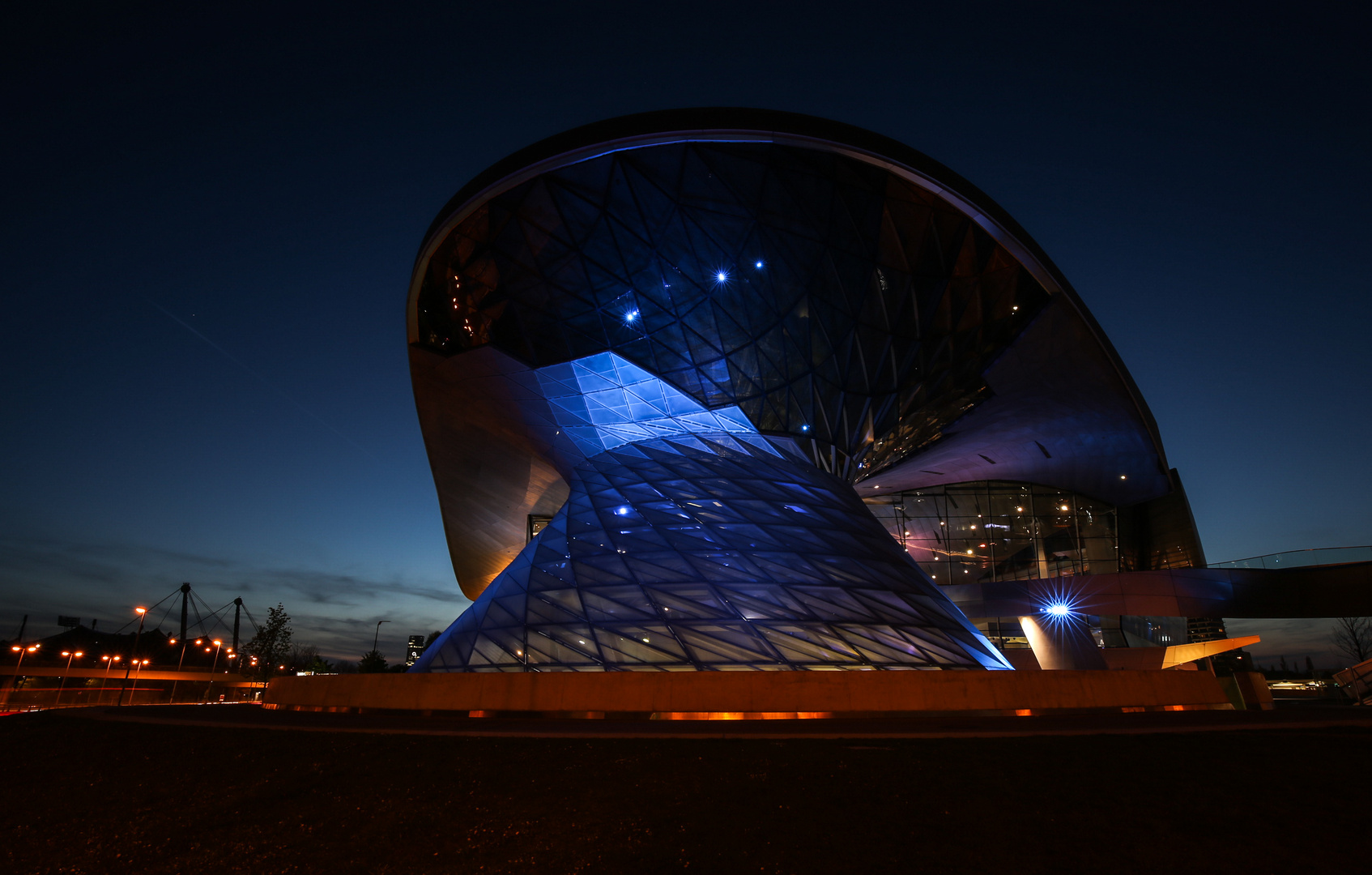 BMW-Welt zur Blauen Stunde